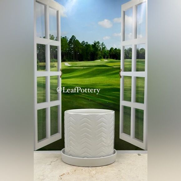 Arrow White Ceramic Planter Pot with Saucer Attached - Picture 4 of 9